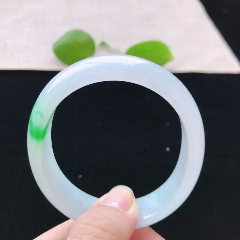 【贵妃:55.5。天然翡翠A货。糯化种飘阳绿手镯。色泽鲜艳,佩戴清秀优雅。尺寸:55.5*49.3*14.2*6.6mm(适合正圈53圈口)】图8