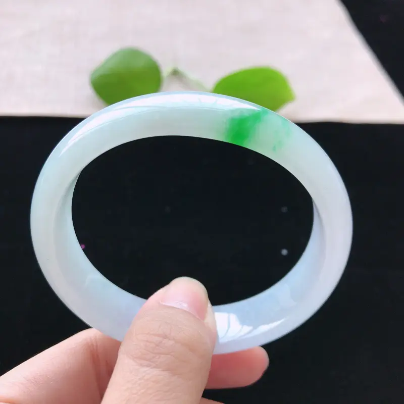 【贵妃:55.5。天然翡翠A货。糯化种飘阳绿手镯。色泽鲜艳,佩戴清秀优雅。尺寸:55.5*49.3*14.2*6.6mm(适合正圈53圈口)】图7