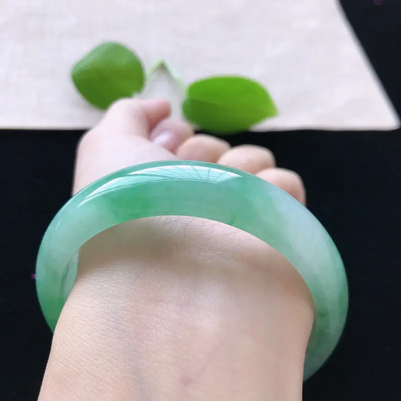 【正圈:56.6。天然翡翠A货。糯化种飘绿手镯。玉质莹润,佩戴清秀优雅。尺寸:56.6*14.6*7.5mm】图8