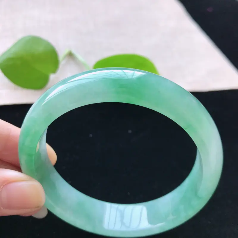 【正圈:56.6。天然翡翠A货。糯化种飘绿手镯。玉质莹润,佩戴清秀优雅。尺寸:56.6*14.6*7.5mm】图7