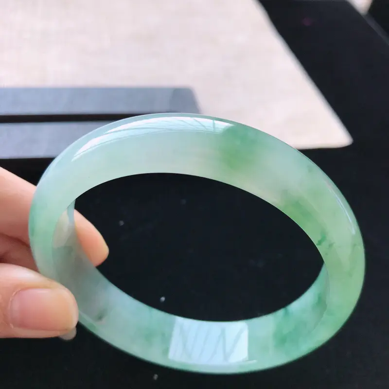 【正圈:59。天然翡翠A货。冰糯种飘绿手镯。玉质莹润,佩戴清秀优雅。尺寸:59*14*7mm】图2