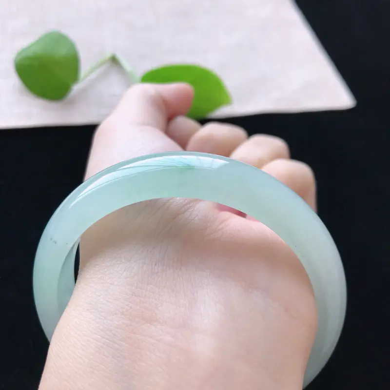 【正圈:57。天然翡翠A货。冰糯种浅绿手镯。玉质莹润,佩戴清秀优雅。尺寸:57*13.3*7.3mm】图8