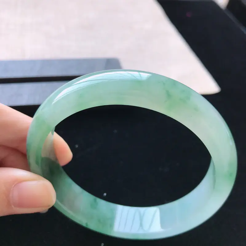 【正圈:59。天然翡翠A货。冰糯种飘绿手镯。玉质莹润,佩戴清秀优雅。尺寸:59*14*7mm】图7