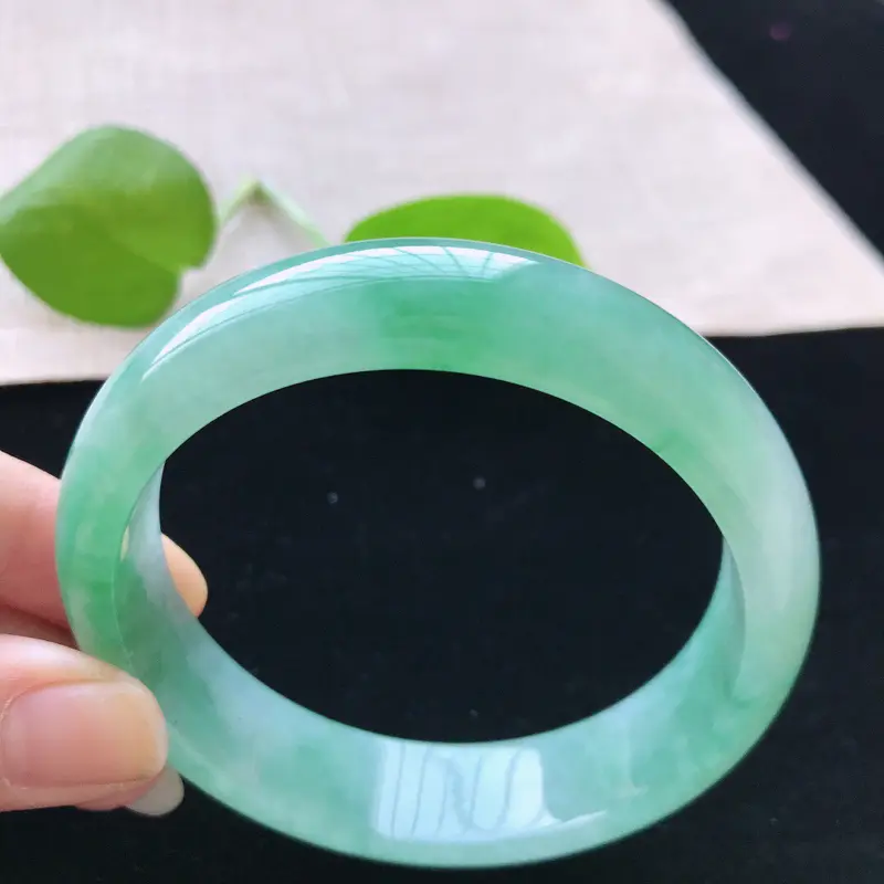 【正圈:56.6。天然翡翠A货。糯化种飘绿手镯。玉质莹润,佩戴清秀优雅。尺寸:56.6*14.6*7.5mm】图5