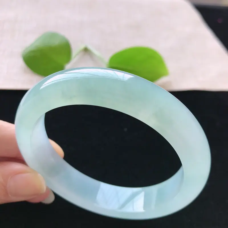 【正圈:57.6。天然翡翠A货。冰糯种飘绿手镯。水润起胶感,佩戴高贵优雅。尺寸:57.6*14*8.5mm】图7