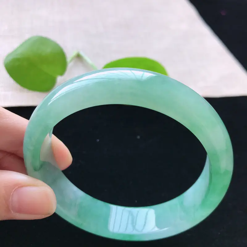 【正圈:56.6。天然翡翠A货。糯化种飘绿手镯。玉质莹润,佩戴清秀优雅。尺寸:56.6*14.6*7.5mm】图4