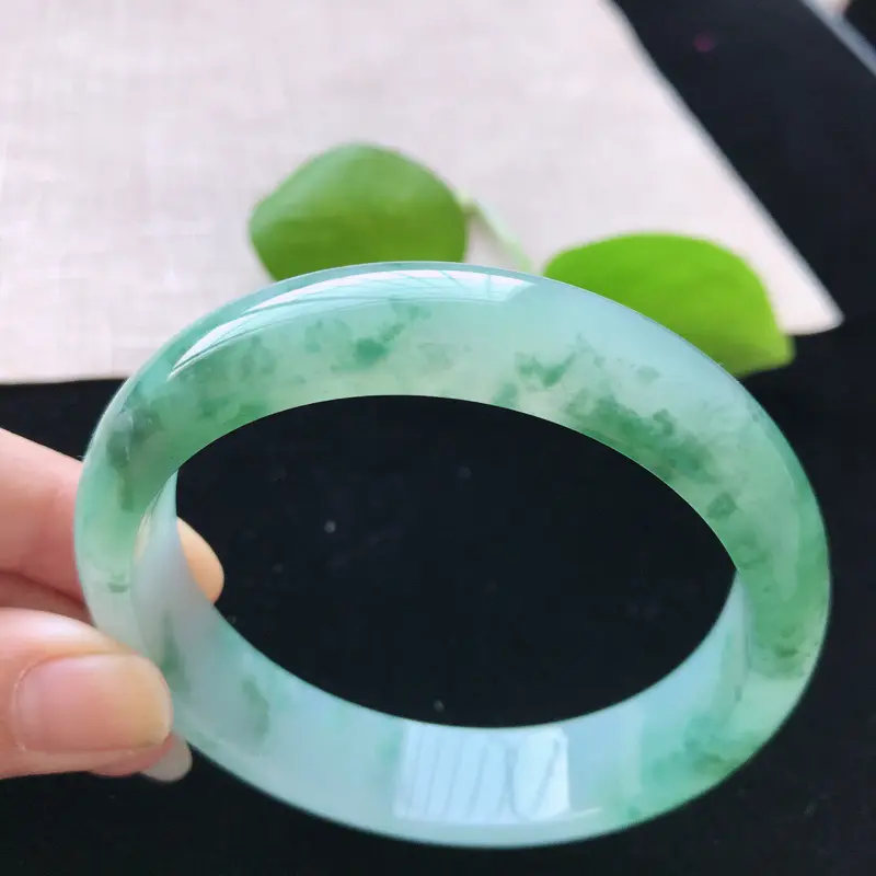 【正圈:58.5。天然翡翠A货。冰糯种飘绿花手镯。水润通透,佩戴高贵优雅。尺寸:58.5*14*7.5mm】图1