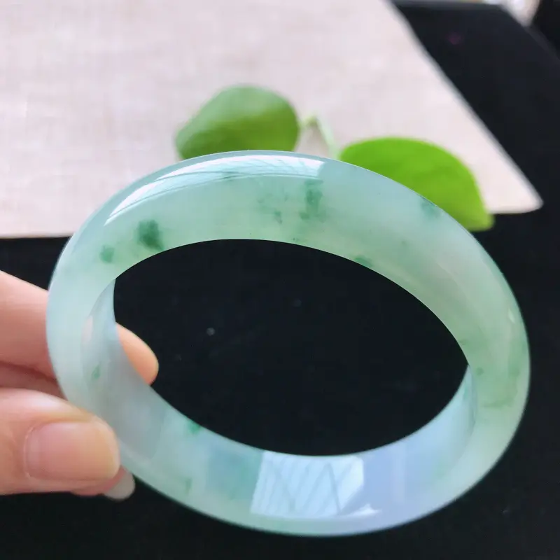【正圈:59.6。天然翡翠A货。冰糯种紫罗兰飘绿花手镯。玉质莹润,佩戴清秀优雅。尺寸:59.6*15*7.8mm】图2