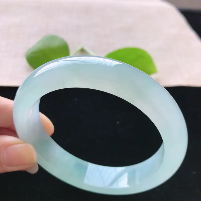 【正圈:57.6。天然翡翠A货。冰糯种飘绿手镯。水润起胶感,佩戴高贵优雅。尺寸:57.6*14*8.5mm】图6