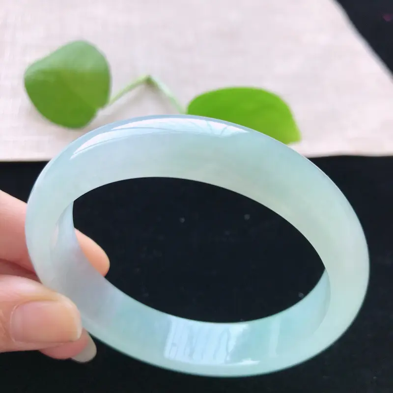 【正圈:57。天然翡翠A货。冰糯种浅绿手镯。玉质莹润,佩戴清秀优雅。尺寸:57*13.3*7.3mm】图1