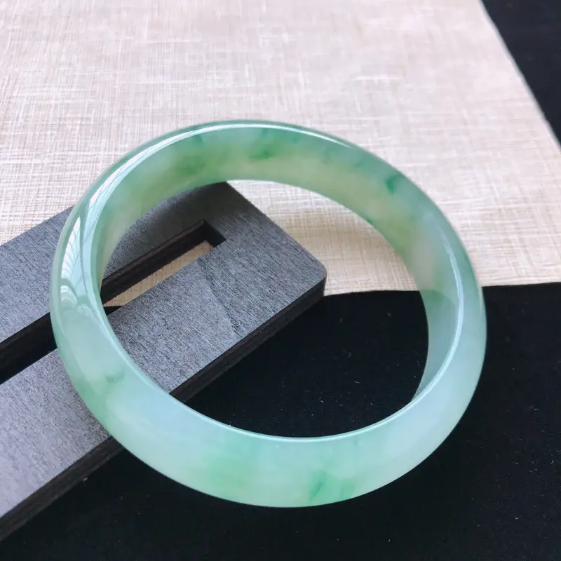 【正圈:59。天然翡翠A货。冰糯种飘绿手镯。玉质莹润,佩戴清秀优雅。尺寸:59*14*7mm】图3