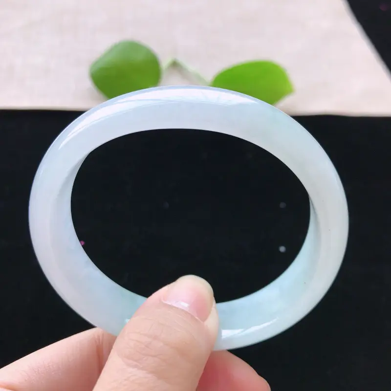 【贵妃:55.5。天然翡翠A货。糯化种飘阳绿手镯。色泽鲜艳,佩戴清秀优雅。尺寸:55.5*49.3*14.2*6.6mm(适合正圈53圈口)】图5
