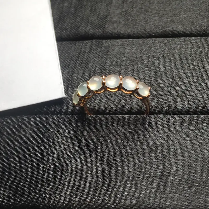 【18K金拼镶冰种起光蛋面戒指,颗颗完美饱满,裸石尺寸:4*3.7*2.2mm,整体尺寸:20.7*4*4.3mm,指圈:11号(下单前请先咨询)】图1