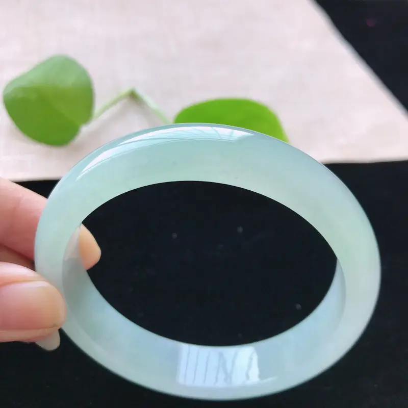 【正圈:57。天然翡翠A货。冰糯种浅绿手镯。玉质莹润,佩戴清秀优雅。尺寸:57*13.3*7.3mm】图5