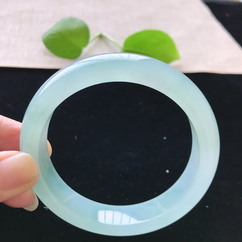 【正圈:57.6。天然翡翠A货。冰糯种飘绿手镯。水润起胶感,佩戴高贵优雅。尺寸:57.6*14*8.5mm】图4