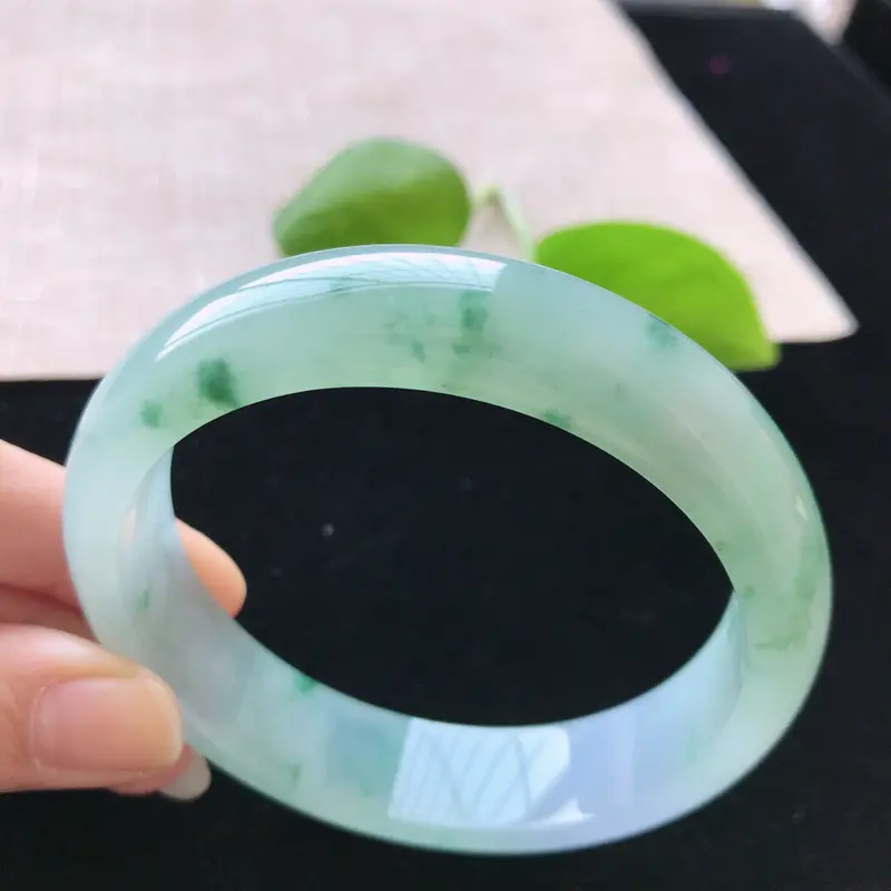 【正圈:59.6。天然翡翠A货。冰糯种紫罗兰飘绿花手镯。玉质莹润,佩戴清秀优雅。尺寸:59.6*15*7.8mm】图1