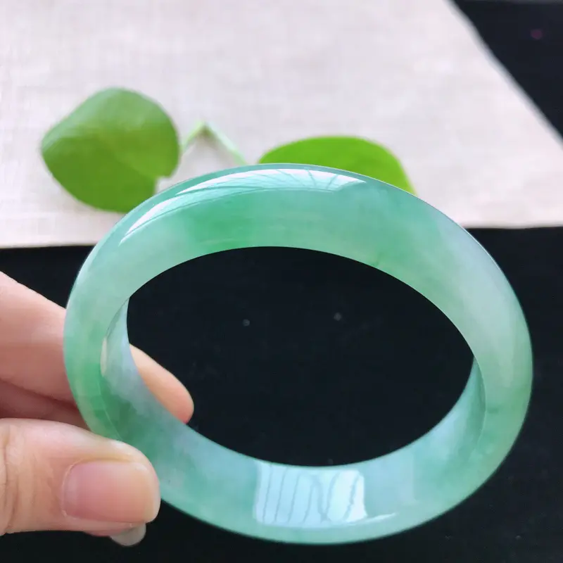 【正圈:56.6。天然翡翠A货。糯化种飘绿手镯。玉质莹润,佩戴清秀优雅。尺寸:56.6*14.6*7.5mm】图2