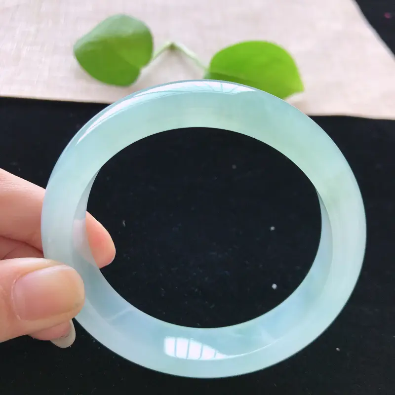 【正圈:57.6。天然翡翠A货。冰糯种飘绿手镯。水润起胶感,佩戴高贵优雅。尺寸:57.6*14*8.5mm】图1