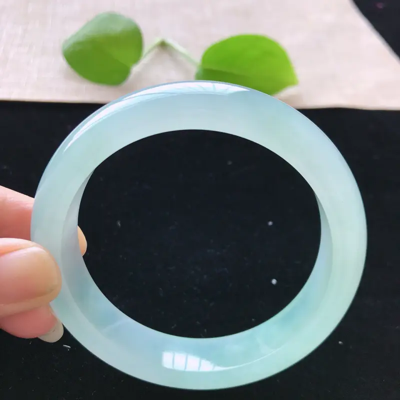 【正圈:57.6。天然翡翠A货。冰糯种飘绿手镯。水润起胶感,佩戴高贵优雅。尺寸:57.6*14*8.5mm】图3