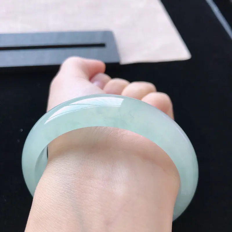 【正圈:57.3。天然翡翠A货。冰种晴绿轮胎手镯。冰润起胶感,佩戴优雅大气。尺寸:57.3*16.5*7.5mm】图8