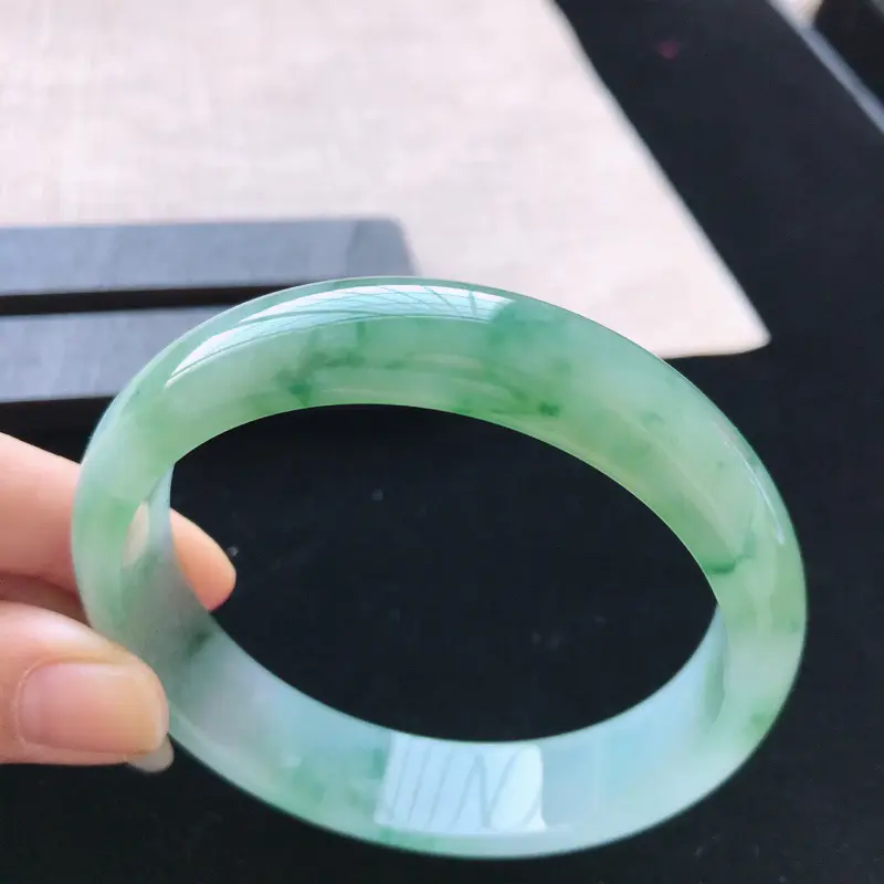 【正圈:59。天然翡翠A货。冰糯种飘绿手镯。玉质莹润,佩戴清秀优雅。尺寸:59*14*7mm】图4