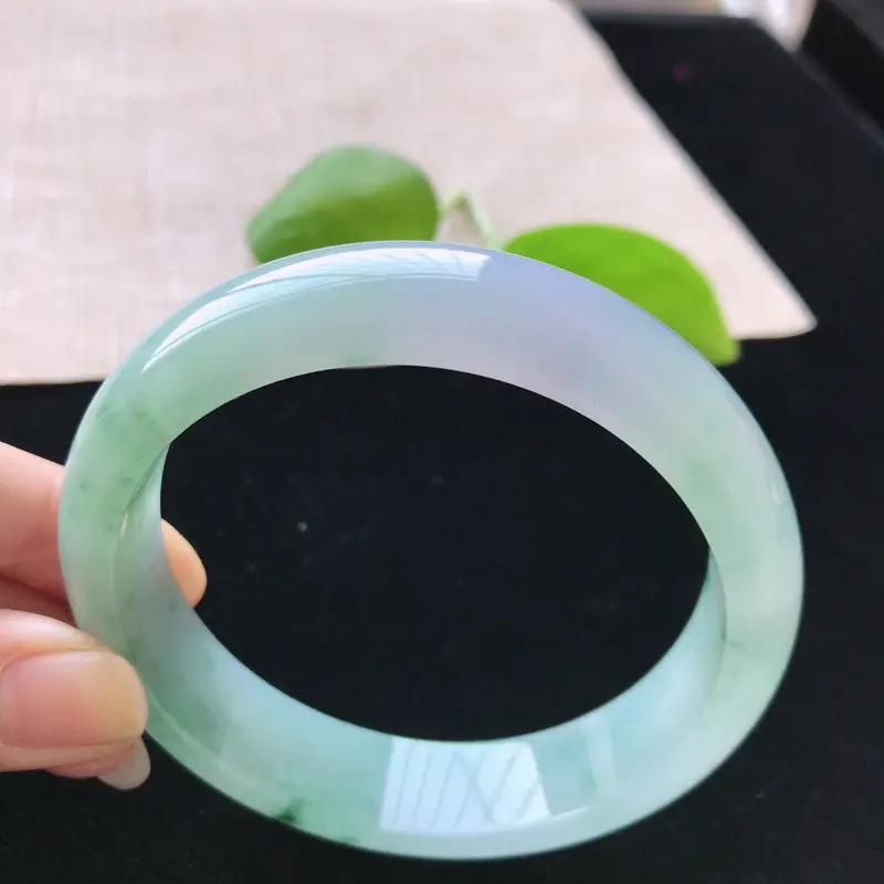 【正圈:59.6。天然翡翠A货。冰糯种紫罗兰飘绿花手镯。玉质莹润,佩戴清秀优雅。尺寸:59.6*15*7.8mm】图6