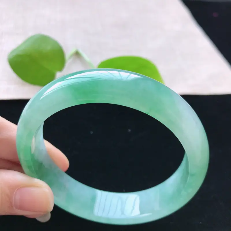 【正圈:56.6。天然翡翠A货。糯化种飘绿手镯。玉质莹润,佩戴清秀优雅。尺寸:56.6*14.6*7.5mm】图1