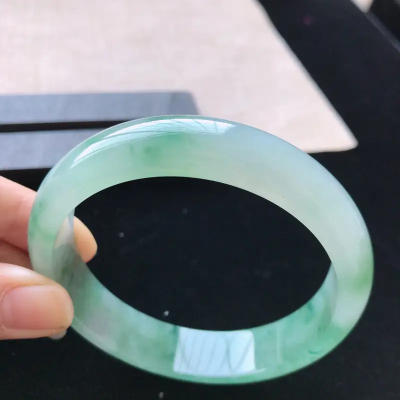 【正圈:59。天然翡翠A货。冰糯种飘绿手镯。玉质莹润,佩戴清秀优雅。尺寸:59*14*7mm】图5