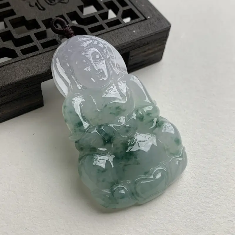 【A货翡翠 老种飘花观音挂件 尺寸59.7*37*6.1mm 水头好,玉质细腻,飘花灵动】图1