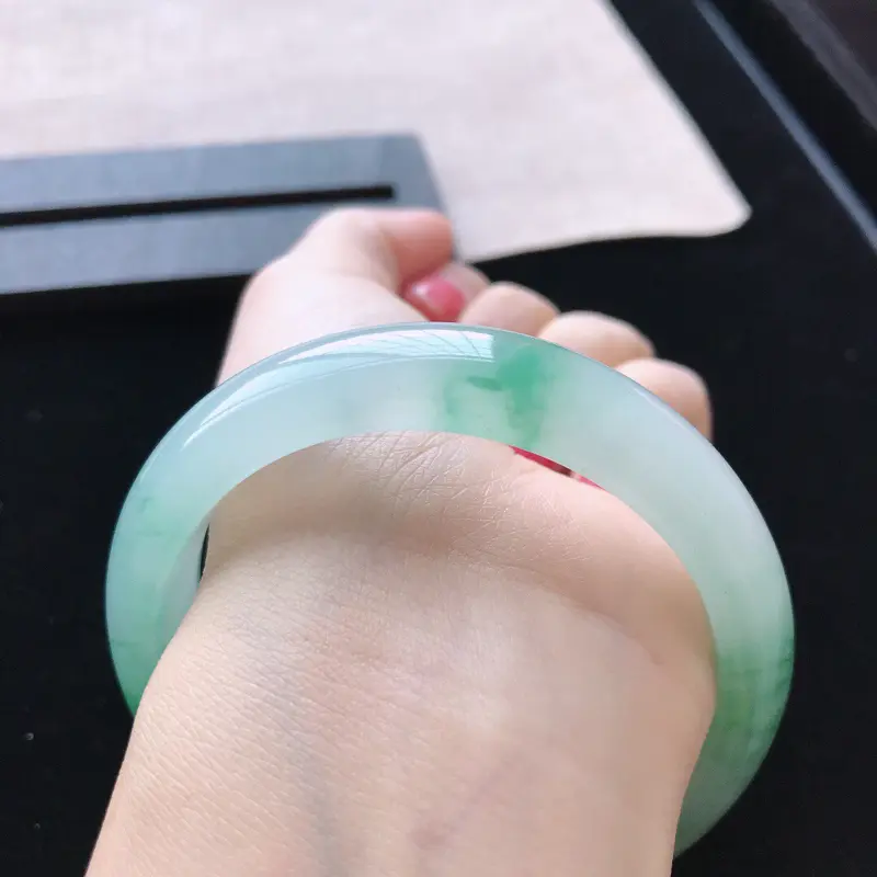 【正圈:55.5。天然翡翠A货。冰糯种黄带绿手镯。冰润通透,佩戴奢华优雅。尺寸:55.5*13.5*8mm】图8