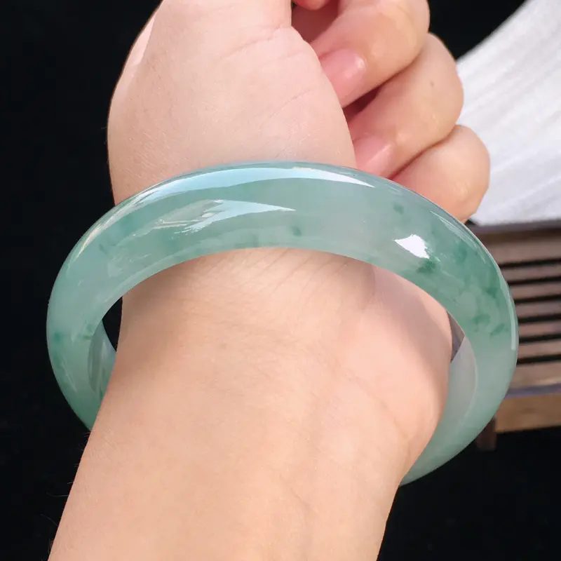 【圈口:58,天然翡翠A货—飘花莹润透光正圈手镯,尺寸: 58/14.5/7,完美 胶感十足 玉质细腻,上身效果漂亮###】图2