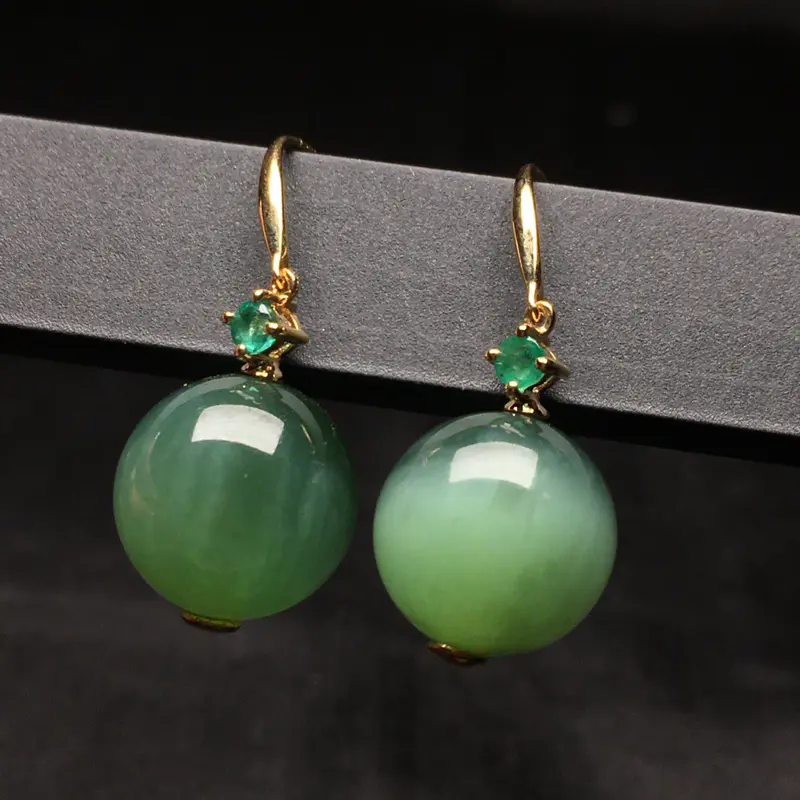 【【碧玉猫眼耳环】
整体规格约:27.8/11.4/mm
裸石规格约:11.4mm
天然和田玉,老坑俄料碧玉,18k金镶嵌,祖母绿,颜色漂亮,艳丽,性价比高,上身效果非常好】图4