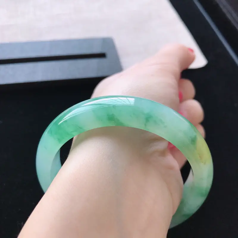 【正圈:55.5。天然翡翠A货。冰糯种黄带绿手镯。冰润通透,佩戴奢华优雅。尺寸:55.5*13.5*8mm】图7