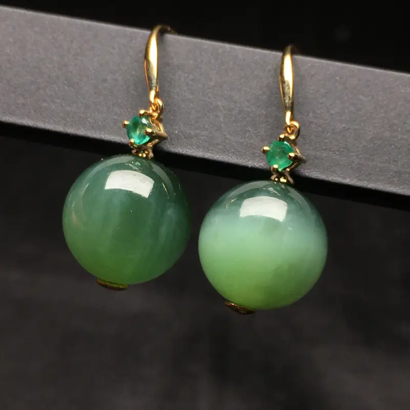 【【碧玉猫眼耳环】
整体规格约:27.8/11.4/mm
裸石规格约:11.4mm
天然和田玉,老坑俄料碧玉,18k金镶嵌,祖母绿,颜色漂亮,艳丽,性价比高,上身效果非常好】图3