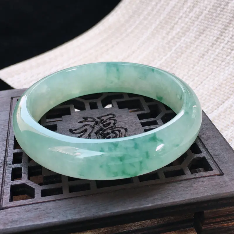 【圈口:58,天然翡翠A货—飘花莹润透光正圈手镯,尺寸: 58/14.5/7,完美 胶感十足 玉质细腻,上身效果漂亮###】图5