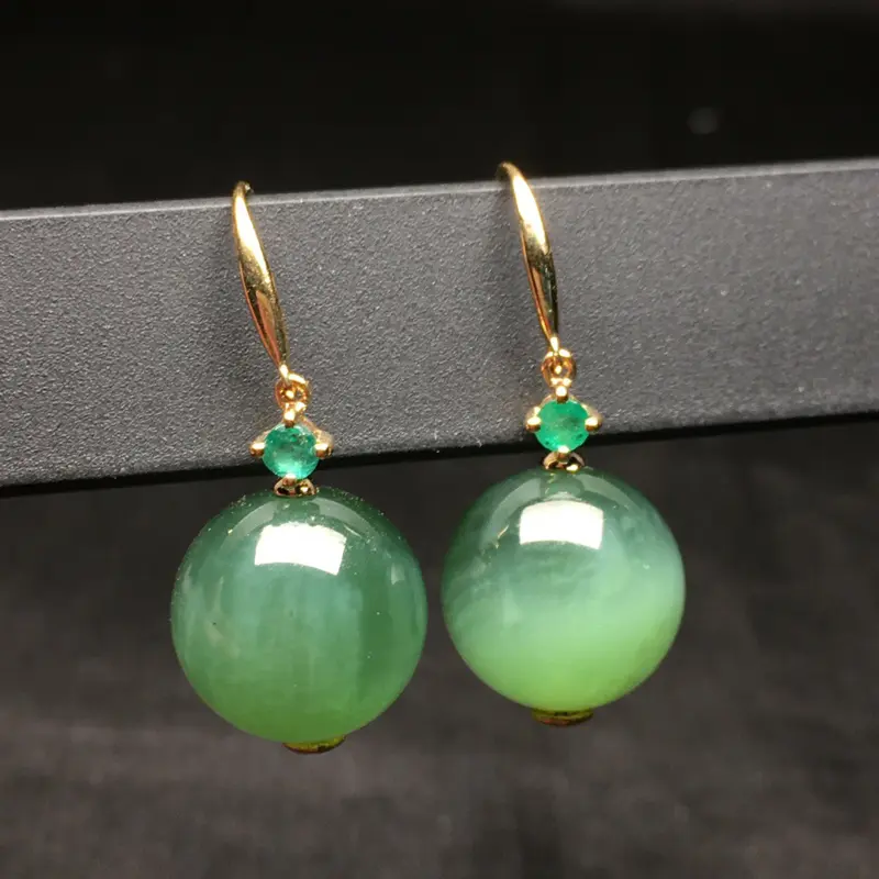【【碧玉猫眼耳环】
整体规格约:27.8/11.4/mm
裸石规格约:11.4mm
天然和田玉,老坑俄料碧玉,18k金镶嵌,祖母绿,颜色漂亮,艳丽,性价比高,上身效果非常好】图1