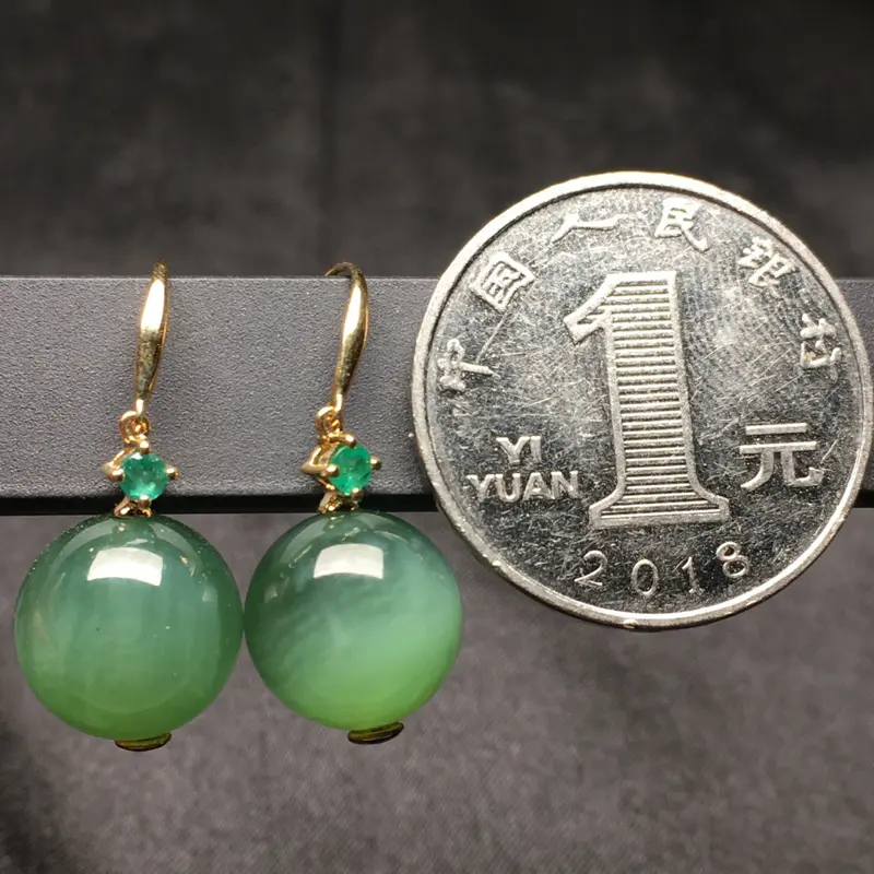 【【碧玉猫眼耳环】
整体规格约:27.8/11.4/mm
裸石规格约:11.4mm
天然和田玉,老坑俄料碧玉,18k金镶嵌,祖母绿,颜色漂亮,艳丽,性价比高,上身效果非常好】图7