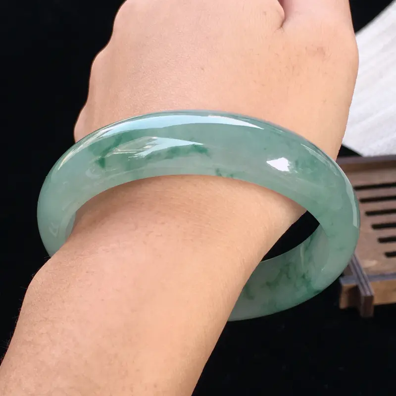 【圈口:58,天然翡翠A货—飘花莹润透光正圈手镯,尺寸: 58/14.5/7,完美 胶感十足 玉质细腻,上身效果漂亮###】图7