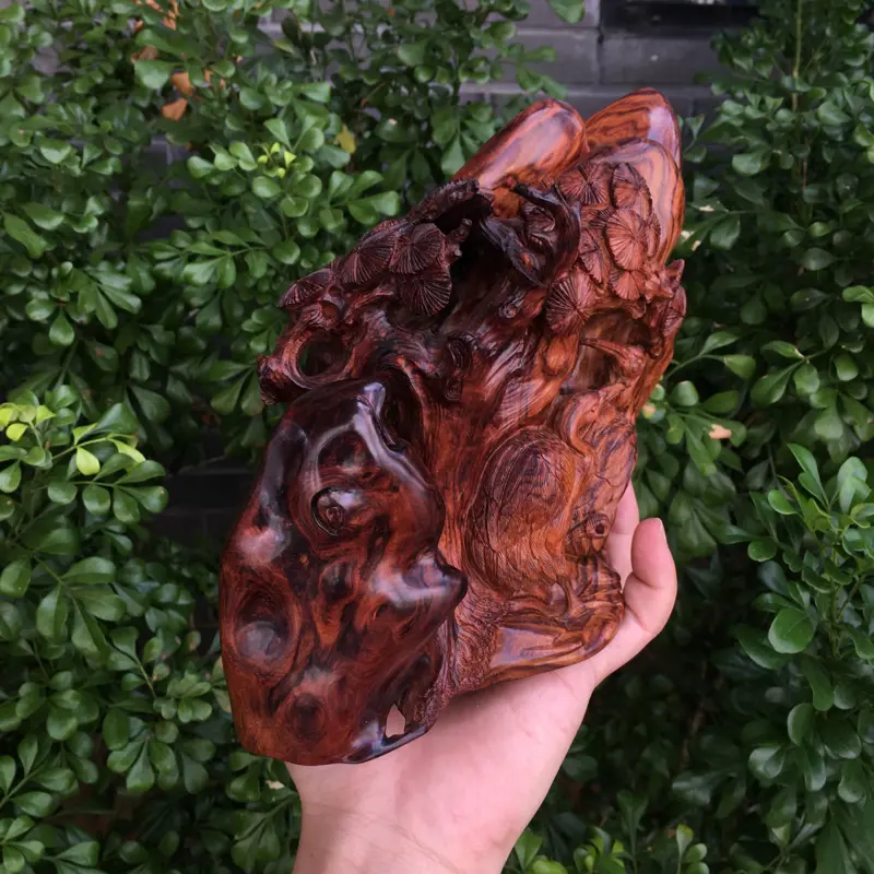 【海南黄花梨精品油梨摆件(松趣仙鹤),雕工精赞,名师精雕,瘤疤纹理,纹理清晰,荧光十足,高油高密,色泽均匀,送礼摆件收藏品,长:200mm,宽:100mm,高:170mm,克重:898克,值得推荐】图2