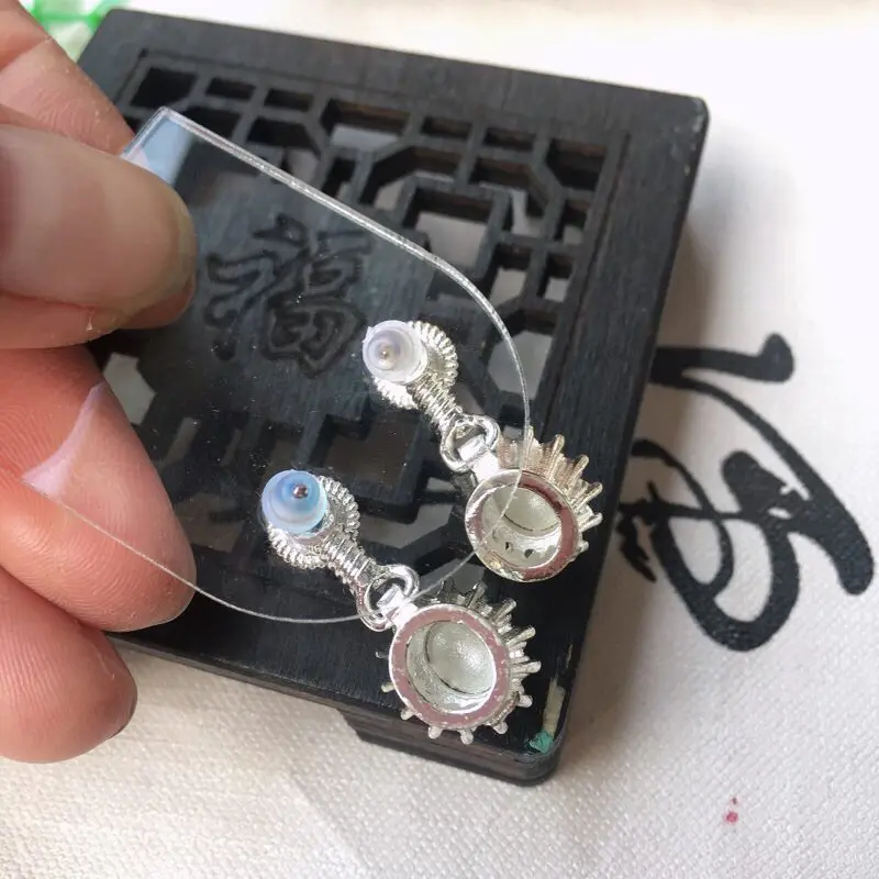 【翡翠精致满绿镶嵌蛋面一对 种水足 玉质细腻 色泽鲜艳 形态饱满!完美!可设计镶嵌成耳钉,耳坠,也可镶嵌成戒指。镶嵌后效果倍增!托为装饰托!单颗规格:7.4*6.4mm】图6
