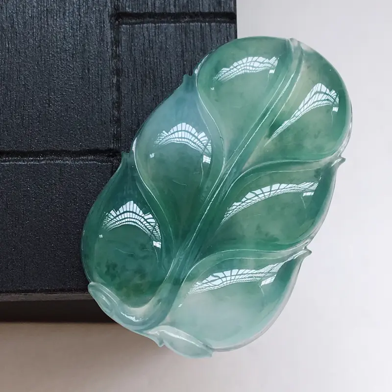 【自然光实拍,缅甸a货翡翠,飘花叶子,种好细腻,颜色漂亮,玉质莹润,形体好###】图3