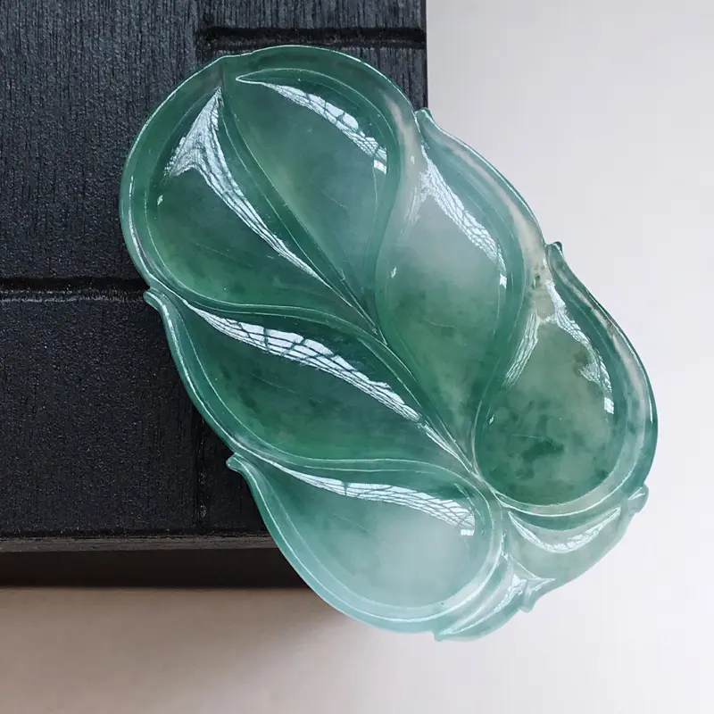 【自然光实拍,缅甸a货翡翠,飘花叶子,种好细腻,颜色漂亮,玉质莹润,形体好###】图5