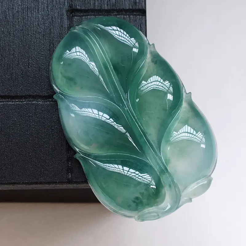 【自然光实拍,缅甸a货翡翠,飘花叶子,种好细腻,颜色漂亮,玉质莹润,形体好###】图4