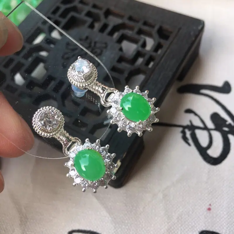 【翡翠精致满绿镶嵌蛋面一对 种水足 玉质细腻 色泽鲜艳 形态饱满!完美!可设计镶嵌成耳钉,耳坠,也可镶嵌成戒指。镶嵌后效果倍增!托为装饰托!单颗规格:7.4*6.4mm】图4