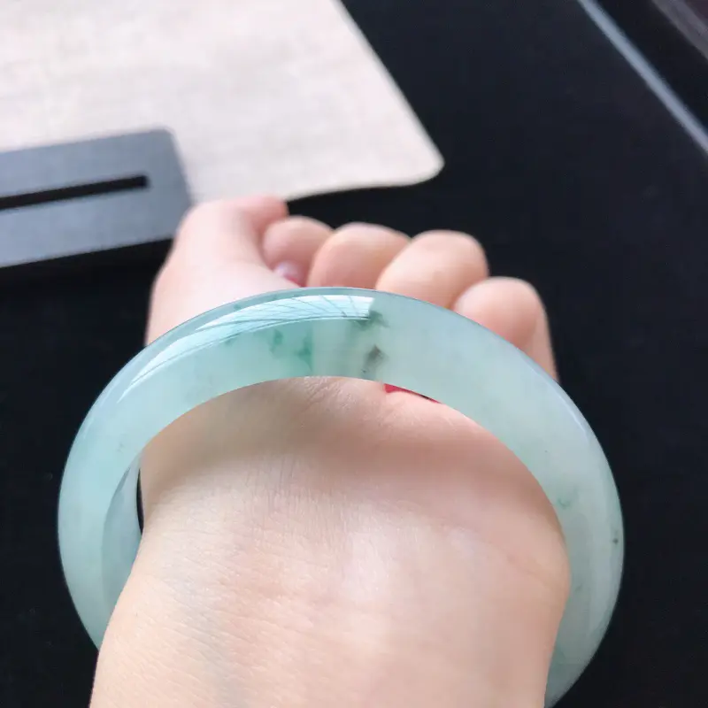 【正圈:58.3。天然翡翠A货。冰糯种飘花手镯。水润起胶感,佩戴高贵优雅。尺寸:58.3*15.3*7.6mm】图7