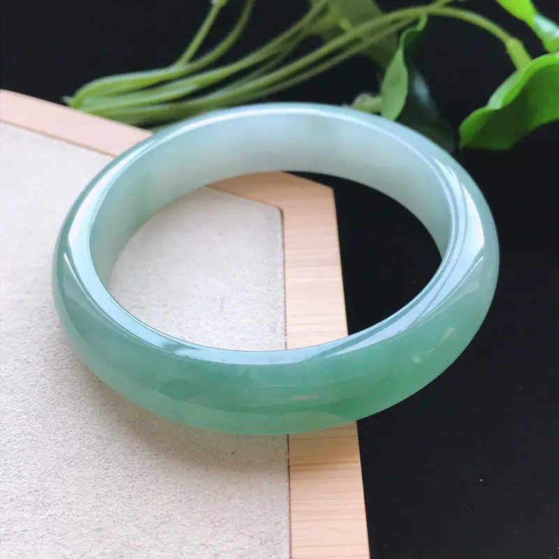 【天然翡翠A货细糯种飘绿正圈手镯,尺寸56.4-13.1-8mm,玉质细腻,种水好,胶感十足,底色好,上手效果漂亮###】图2