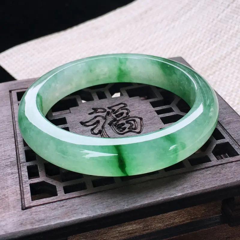 【圈口:54-55,天然翡翠A货—飘阳绿莹润透光正圈手镯,尺寸:54.8/12/8.3,完美 胶感十足 有种有色 玉质细腻,上身效果漂亮###】图3