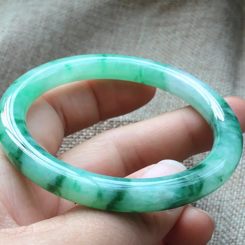 【自然光实拍,缅甸翡翠a货:飘彩圆条手镯,玉质细腻,佩戴效果佳,】图5