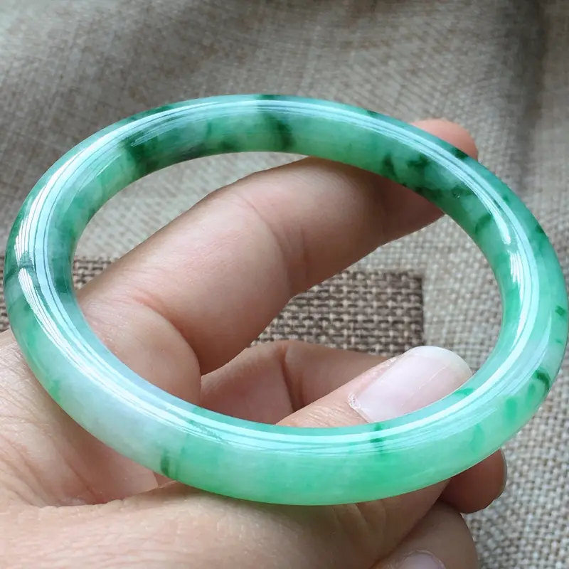 【自然光实拍,缅甸翡翠a货:飘彩圆条手镯,玉质细腻,佩戴效果佳,】图6