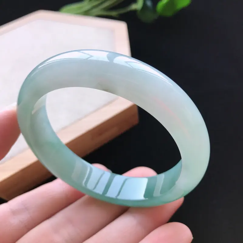 【天然翡翠A货细糯种飘绿正圈手镯,尺寸56.4-13.1-8mm,玉质细腻,种水好,胶感十足,底色好,上手效果漂亮###】图5